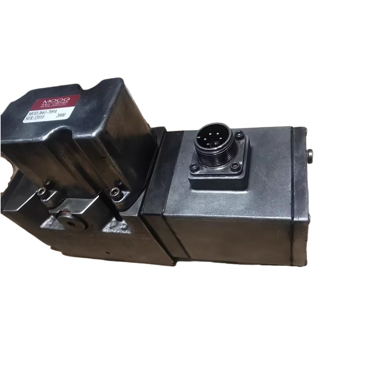 Moog J661-709A servo valve, precise hydraulic control, 0.63 L/min, low hysteresis, repeatable, for industrial and aerospace systems.